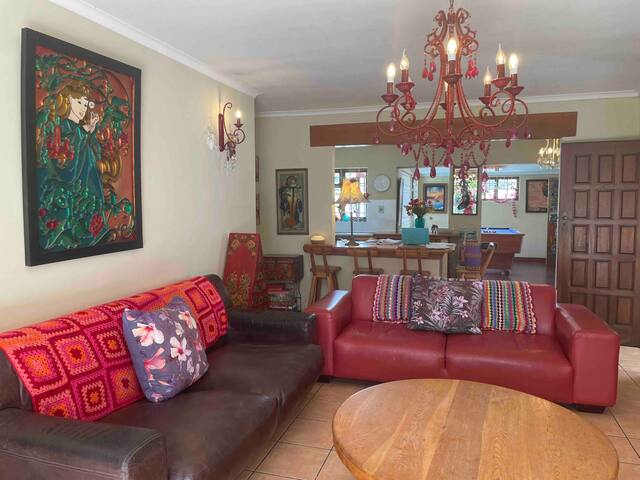 Stunning 3 bedroom 3 bathroom home close to beach gallery image 2