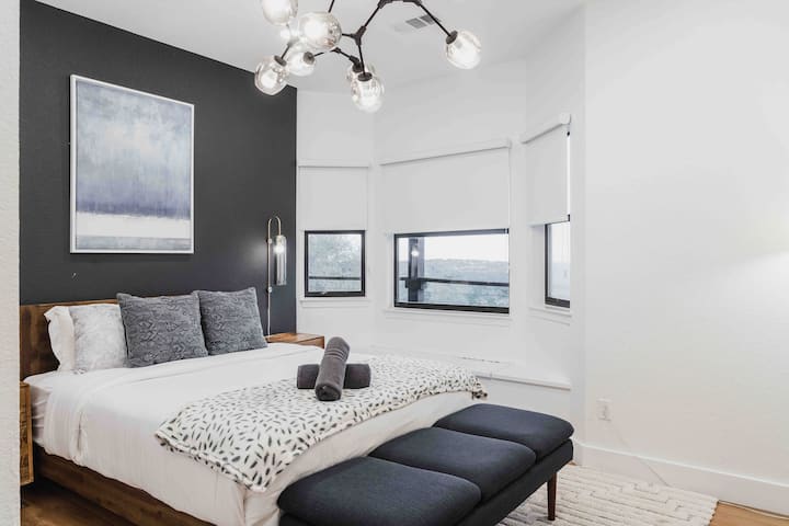 6th Bedroom

✔2nd floor
✔50" Smart TV
✔Gorgeous view
✔USB charging ports on both nightstands
✔Queen Bed
✔Spacious closet