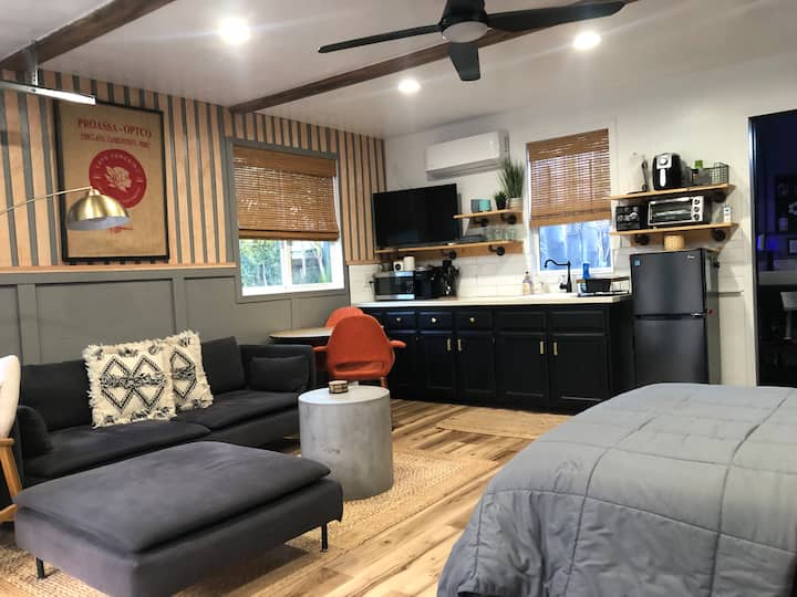 Luxury Seaside Studio,  Pool - Santa Monica, CA