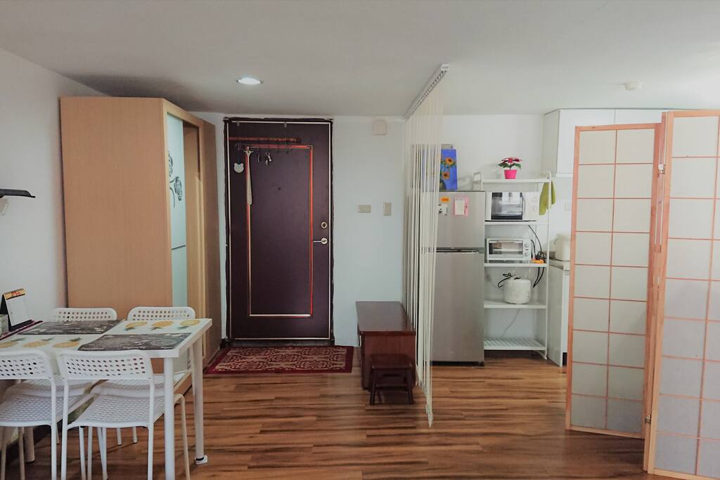 Entrance & kitchen