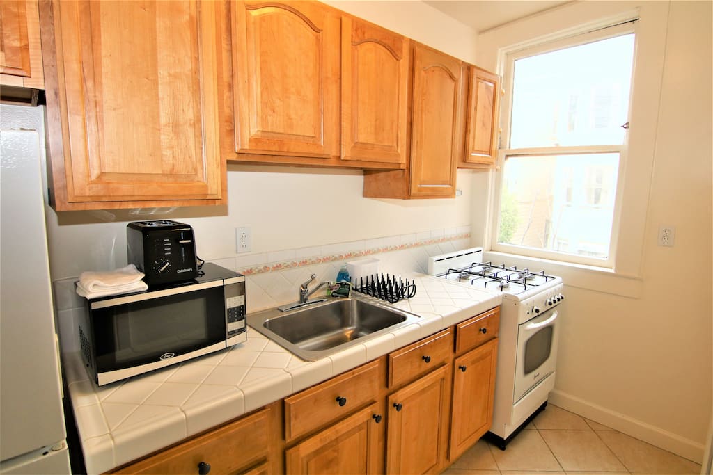 Kitchen w/ Appliances