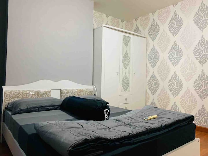 غرفتا نوم - مكيفة الهواء 

سرير بحجم كوين، مع خزانة