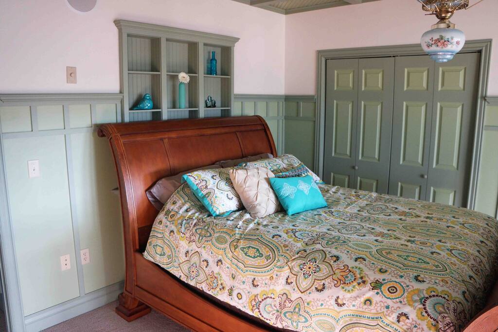 Master bedroom, queen bed
