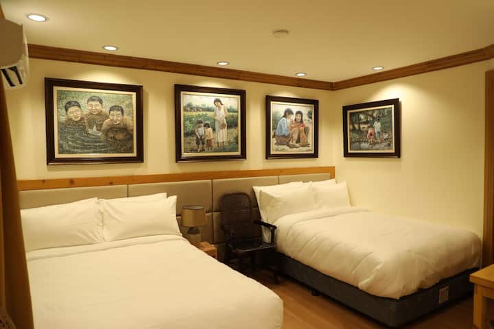 Chumba cha kwanza cha kulala chenye vitanda 2 vya ukubwa maradufu