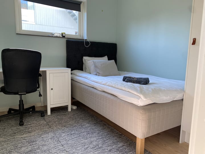 Schlafzimmer untere Etage mit großem Bett (120 x 200 cm), Schreibtisch und Bekleidungsaufbewahrung in der Kommode außerhalb des Zimmers.