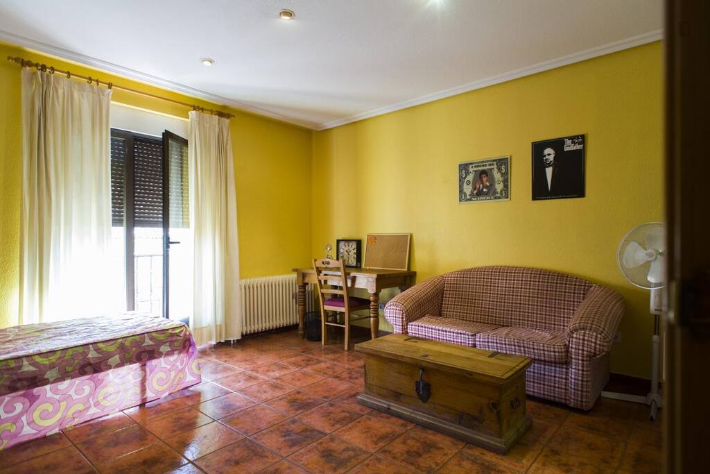 habitación con 1 o 2 camas y sofa