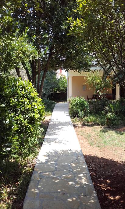 Entrance to garden. Stairs for app are just arround the corner.