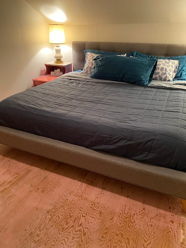 Chumba cha kulala no.4 kina kitanda aina ya king ndicho chumba kikubwa zaidi na ghorofani. ukifunga mlango wa chumba cha kulala unaweza kuendesha kiyoyozi kilicho kwenye dirisha. Pia ni nzuri na shabiki wa kibinafsi juu na mlango wazi ili kupata hewa ya baridi. 