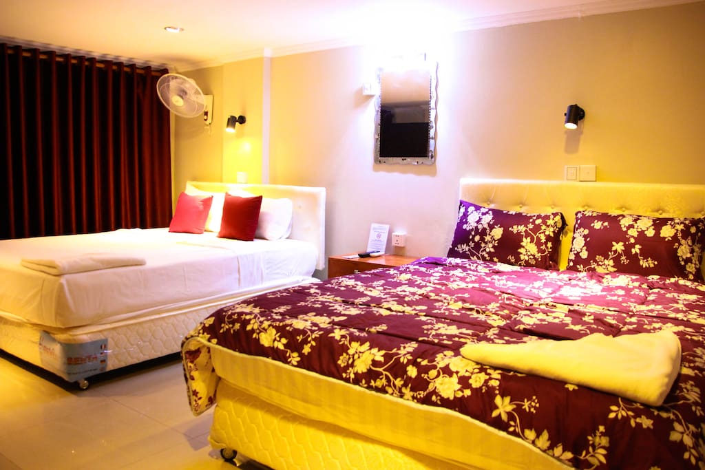 @nd bedroom Two Queen size beds, 40" Flatscreen TV, large solid wood bench, Closet