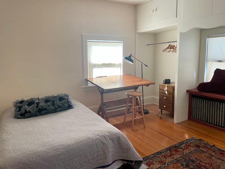 Detta sovrum på andra våningen har en säng i full storlek plus ett eget toalett. 