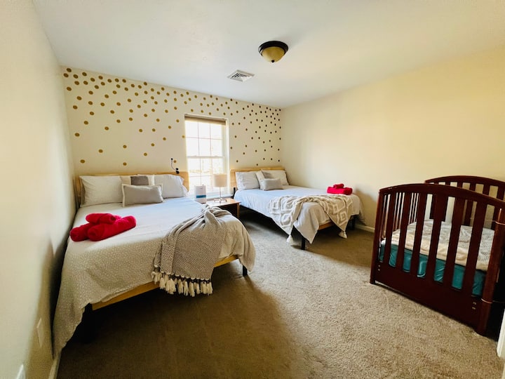 Chumba cha kulala 3 
vitanda viwili kamili na kitanda cha watoto