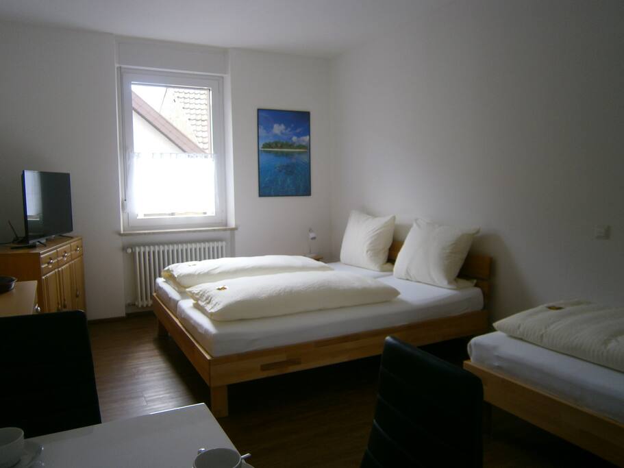 Einzel- & Doppelbett mit TV