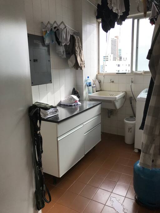 Area de serviço com bancada, varal e Maquina de Lavar.