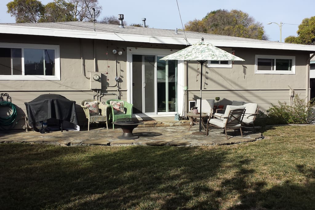 Sunny back yard, BBQ & additional seating area on side