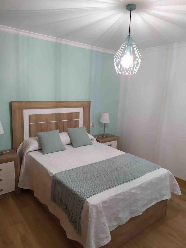 ห้องพักขนาดใหญ่พร้อมเตียงคู่ ตู้เสื้อผ้าในตัว และทีวีขนาด 32 นิ้วที่เชื่อมต่ออินเทอร์เน็ต