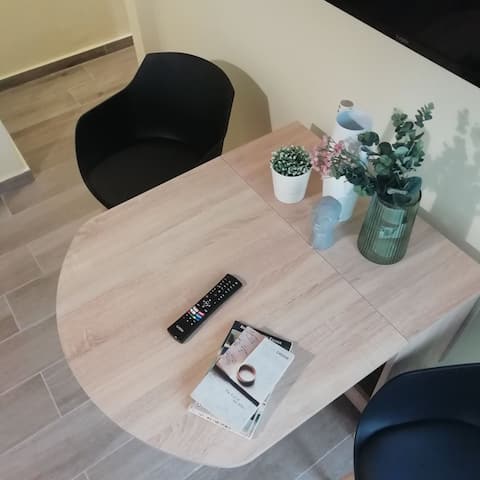 Popular Airbnb listing: A cozy, 46 sqm flat one minute from the sea. in Δήμος Παλαιού Φαλήρου