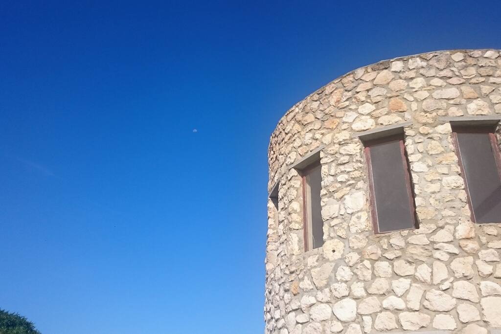 Stonehouse is the ideal place to stay for extended visits or overnight during your travels. Stonehouse is 5min walk to the main swimming beach in Struisbaai and easy accessible. It is a great place to stay for couples, solo adventurers, business travellers and a families. Lots of parking is included.
