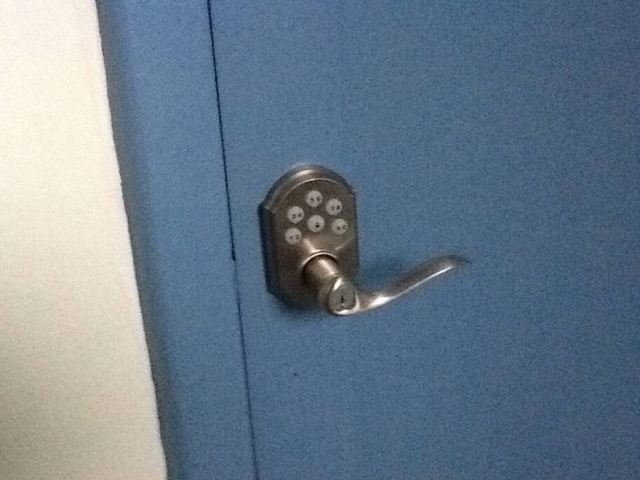 Cerradura de alta seguridad a la entrada del departamento