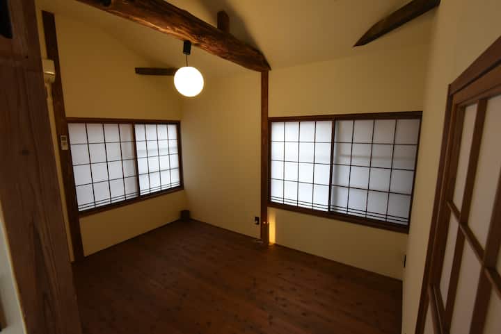 Es un segundo piso de madera.Este es un dormitorio secundario.Utiliza un futón.