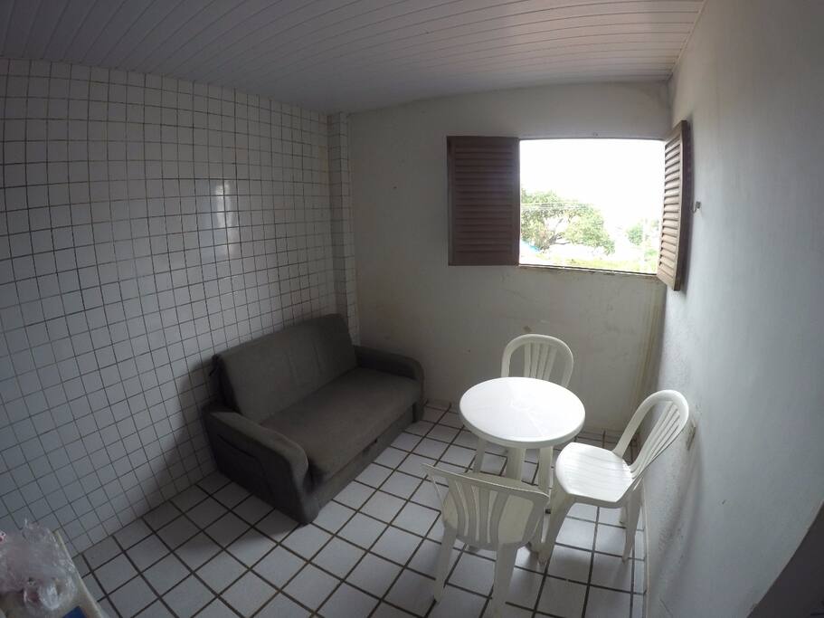 Na sala possui um sofá-cama onde pode dormir mais um casal.
