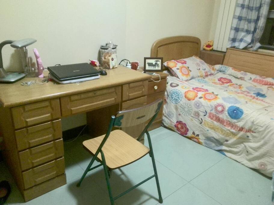 房间里有一个桌子和一个床头柜,可以学习、化妆等。