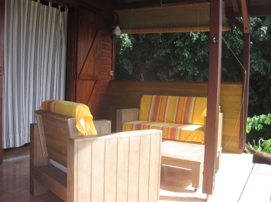 Un confortable salon pour profiter des couchers de soleil.