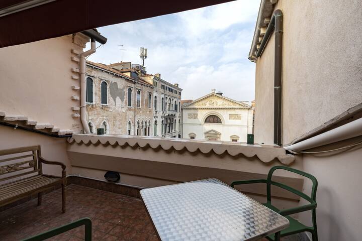 Two Bedrooms Ca’ Sveva Venice Apartment gallery image 3