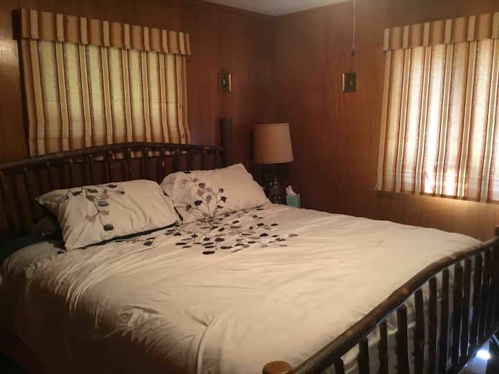 №1 საძინებელში არის ორადგილიანი საწოლი საძინებლის მსგავსად. Ვფიქრობ, ის ოდნავ დიდია. Ორივეს აქვს შესანიშნავი ახალი საწოლები. 