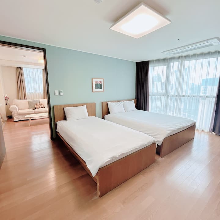 เป็นห้องนอนที่มีเครื่องนอนที่นุ่มสบายและโต๊ะเครื่องแป้ง ~ เจ้าของที่พักฉันจัดการเองเสมอ ~
เราใส่ใจในเรื่องสุขอนามัยและความสะอาดอย่างละเอียดมากขึ้น ^^
