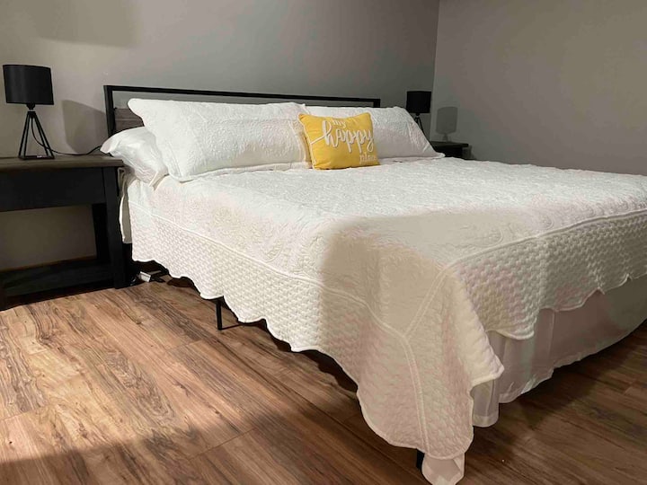 سرير متوسط الحجم مع ملاءات من الخيزران لراحتك 