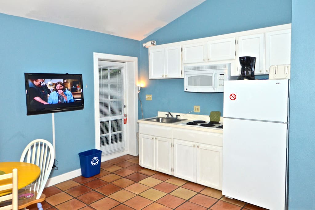 Living & dining area features a flat screen TV