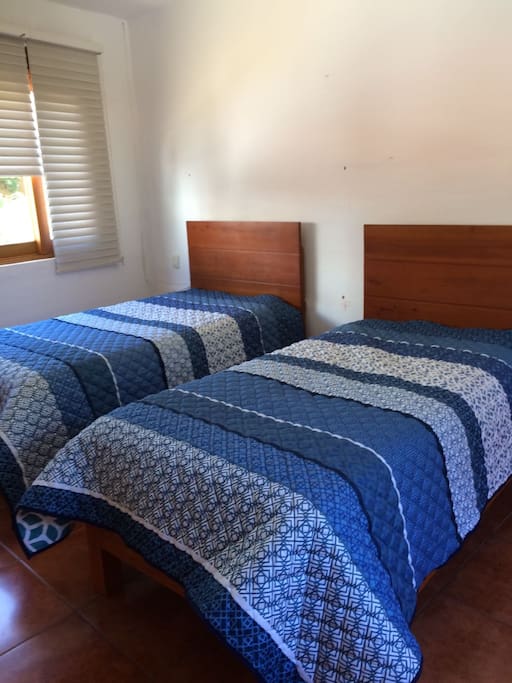 Las habitaciones cuentan con baño y vestidor.