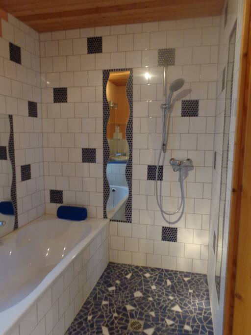 Badewanne und Dusche