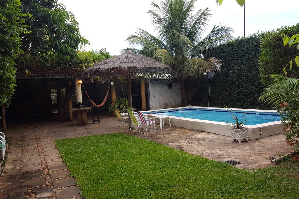 Vista de la piscina desde la entrada