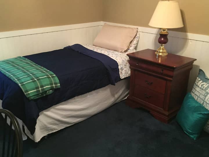 Slaapkamer twee heeft een tweepersoonsbed.  Prachtig tapijt. Er is  een grote kast.