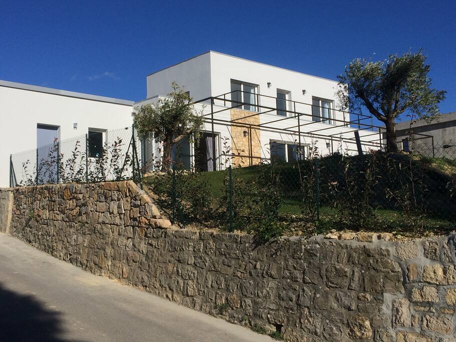 Façade Sud vue de la route d'accès.