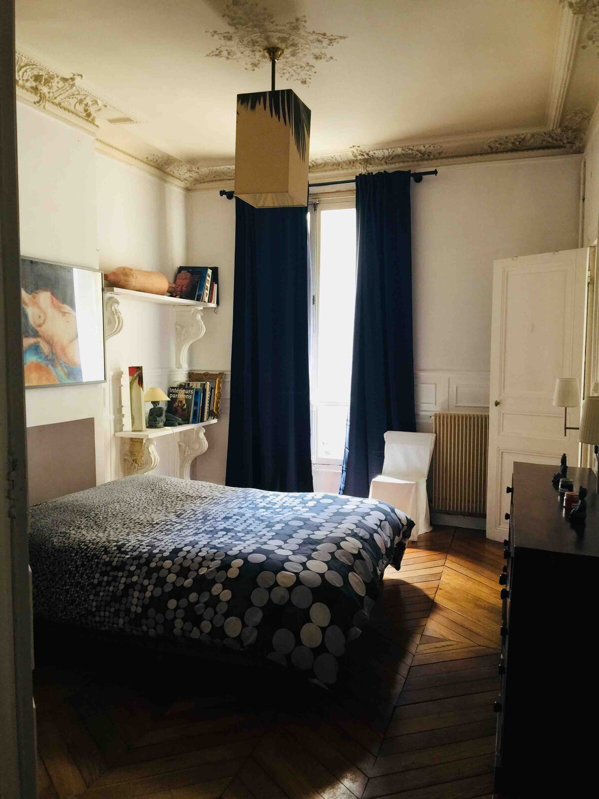 加大双人床，带独立淋浴间和水槽的套房