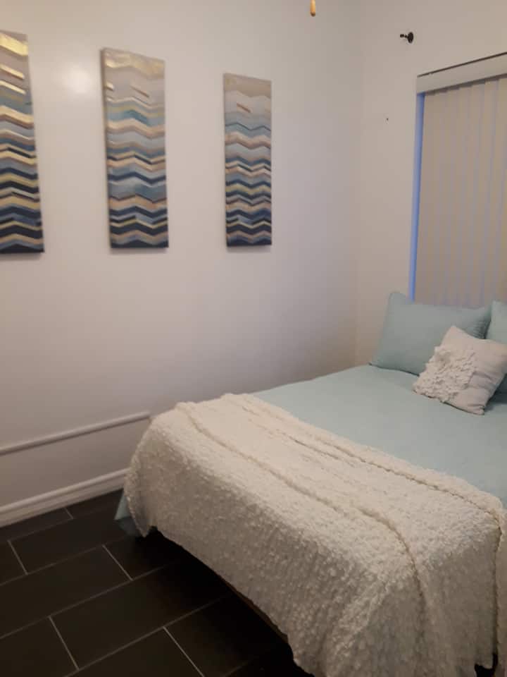 Chumba kikuu cha wageni cha ghorofa kilicho na kitanda cha ukubwa kamili. Inafaa kwa wazee ambao hawawezi kupanda ngazi! (Hata hivyo bafu nusu tu iko chini ya orofa - bafu ni ghorofani.)