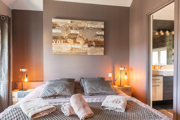 חדר הורים עם נוף לגשר נורמנדי, מיטה 160*200 , מקלחת איטלקית