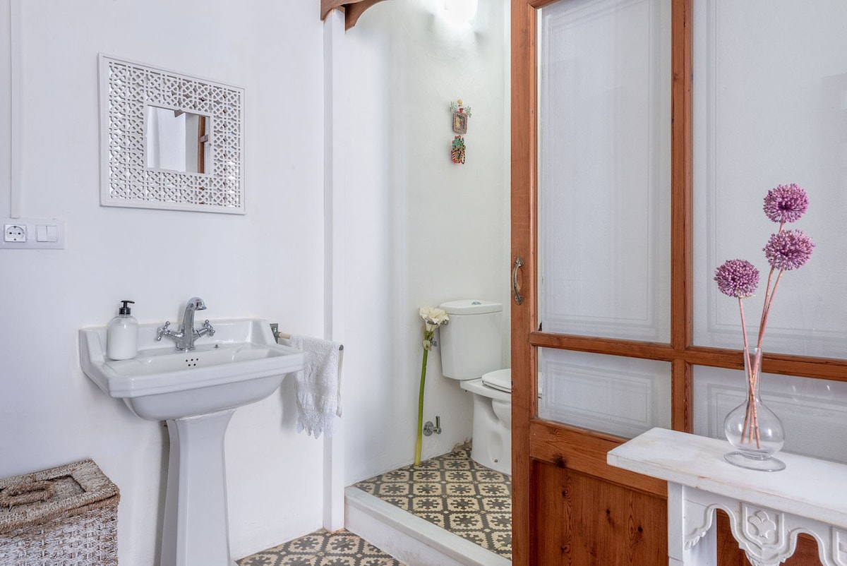 Baño en suite en la habitación doble. 