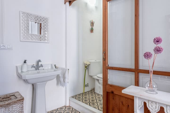 حمام داخلي في الغرفة المزدوجة. 