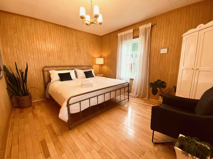 Un grand lit King ultra confortable, bercé par le son des vagues et la vue sur le fleuve.