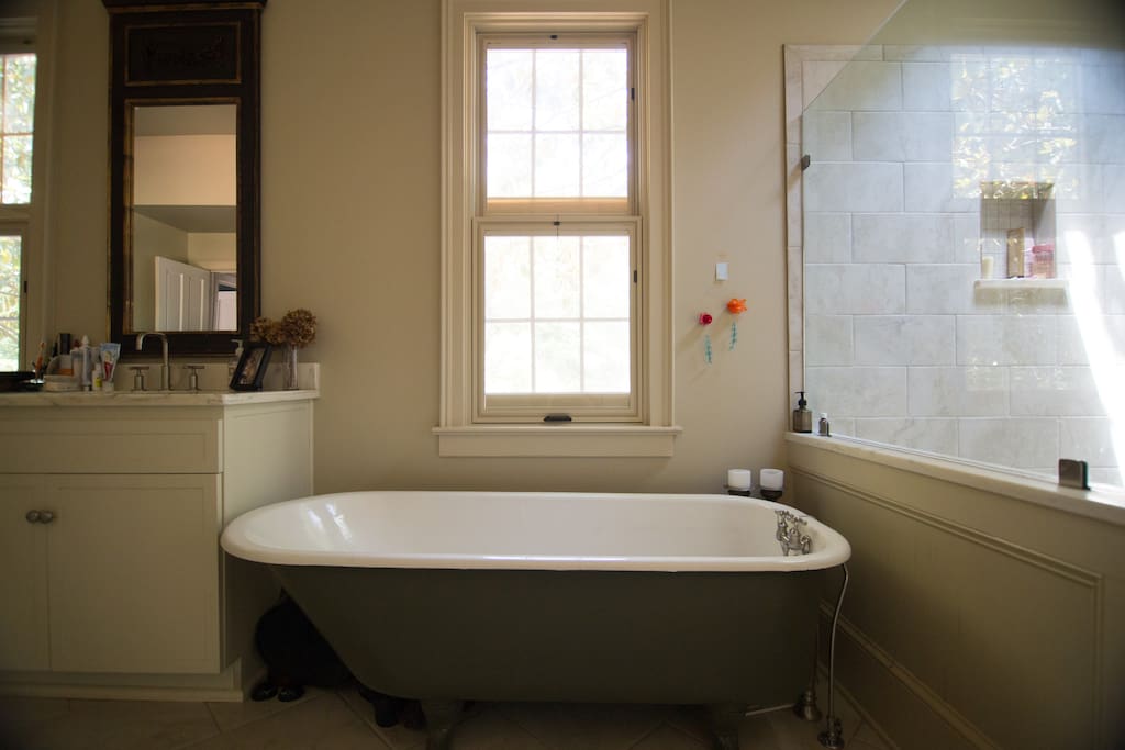 Claw-foot tub