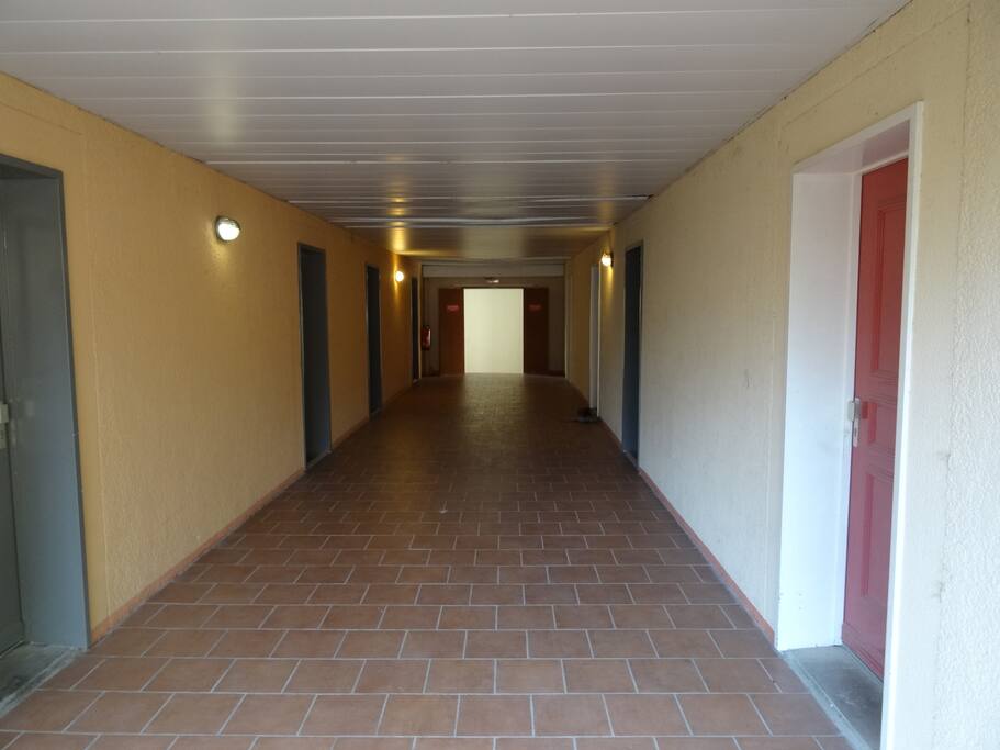 Couloir lumineux durant la nuit