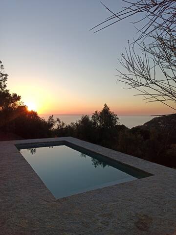 Cozy house with pool and awesome views to the sea