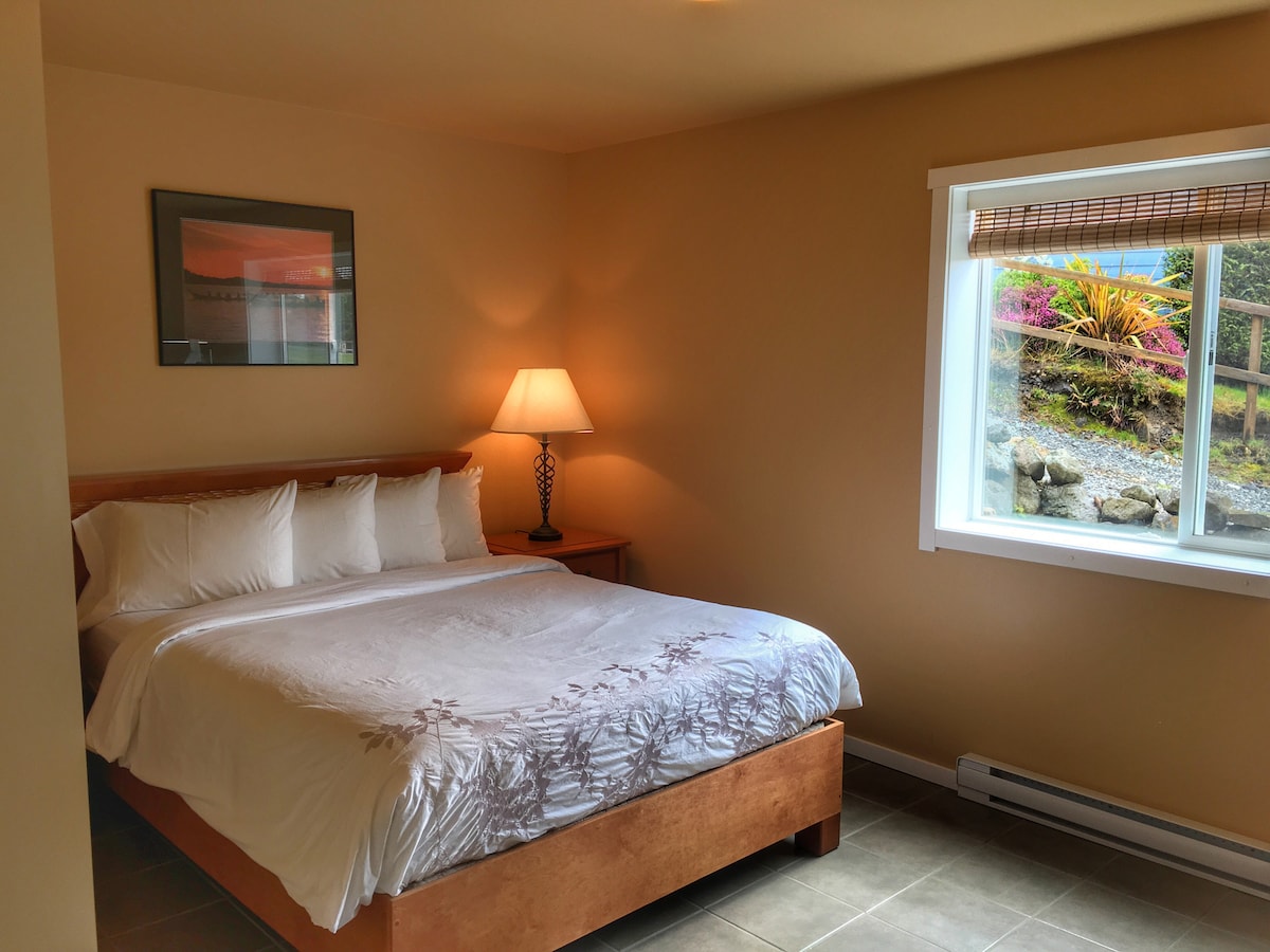 Bedroom 2- Queen size bed wit