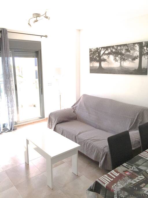 Salón grande y espacioso con terraza