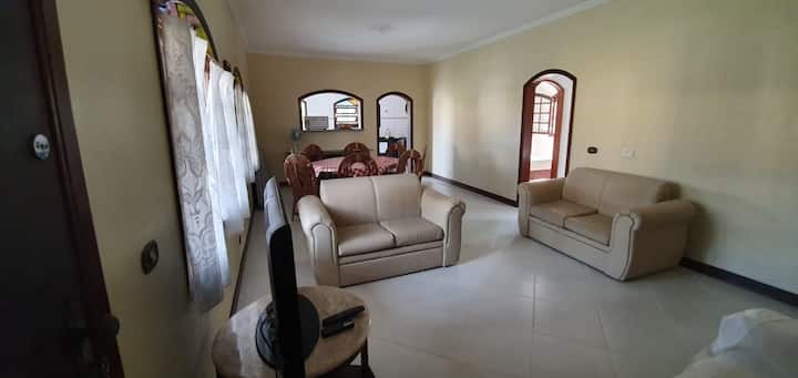 Amplia sala de estar con TV LCD de 40 pulgadas.