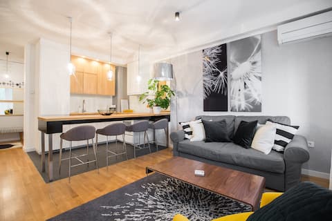 Successful Airbnb property: NEW amazing app,great location,FREE gated parking in Črnomerec