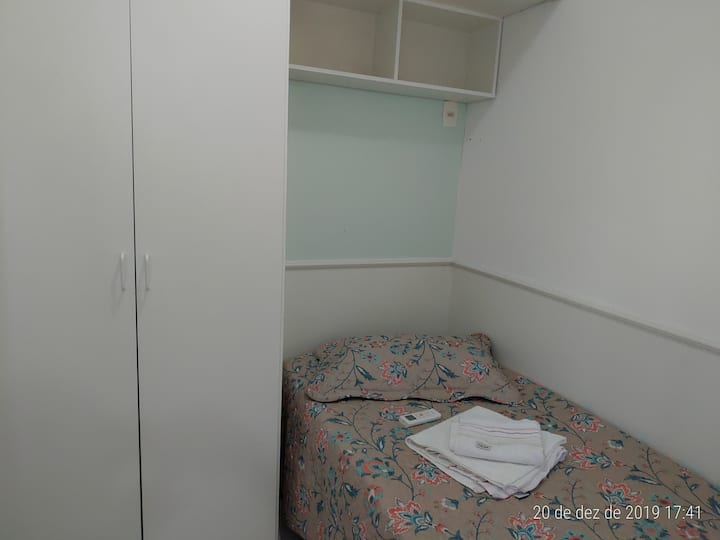 Третата спална соба е мал апартман, собира ЕДНО лице.